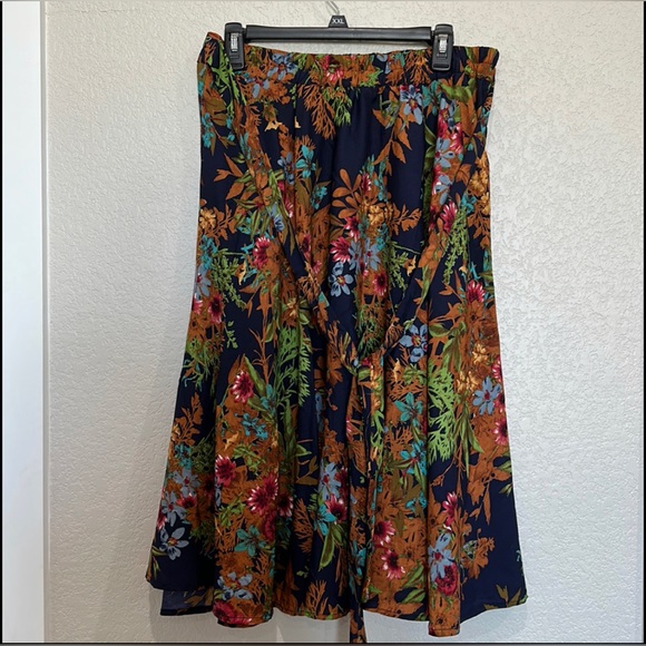 Skirt, flotar pattern, light fabric, size M - Picture 1 of 3